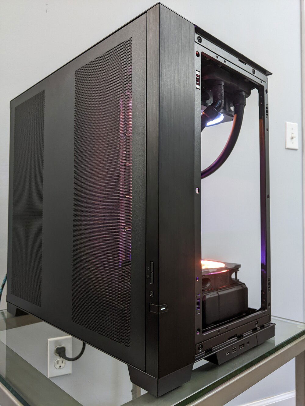 The plus side to the design Lian Li went with is airflow. The mesh openings are ample and the mesh pattern is a balanced density between airflow and dust filtration.