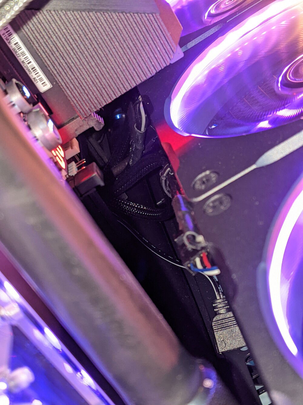 There is even plenty of room for cables or even some soft tubing (this is on the top mobo side)