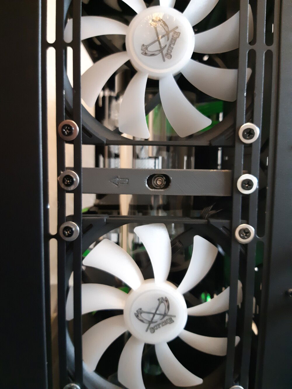 The transparent bracket behind (standard 6 cm bracket from Aliexpress) can slide 1 cm from left to right, for fine alignments. Arrow is just a mounting reference.