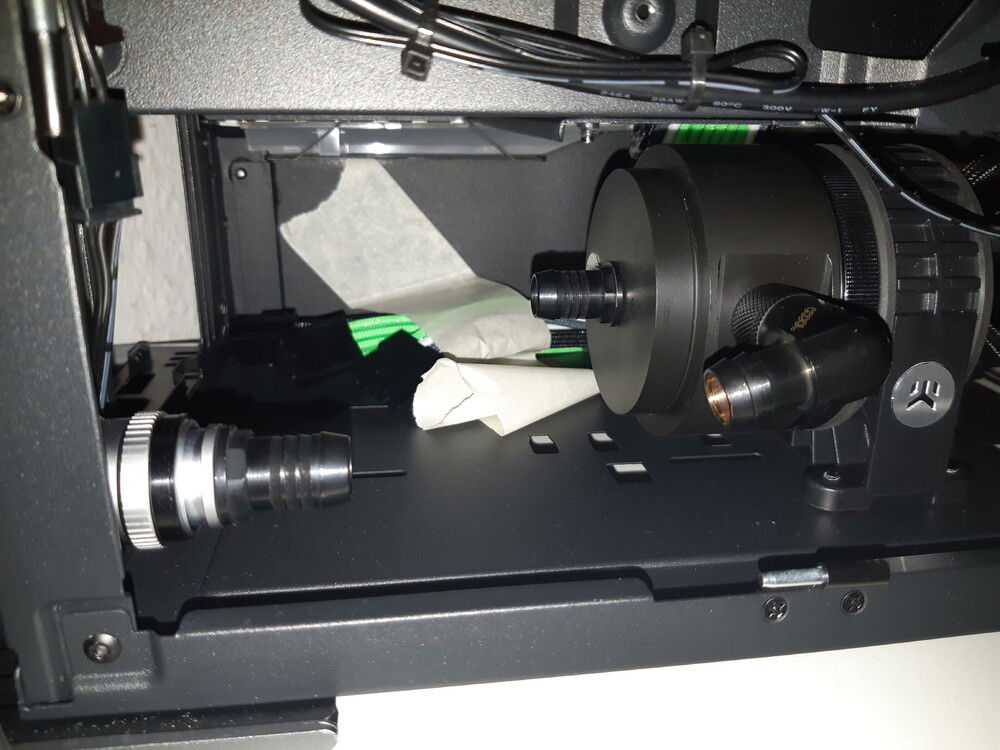 Finding the best position for the pump took a while....
On the left side is the drain valve...