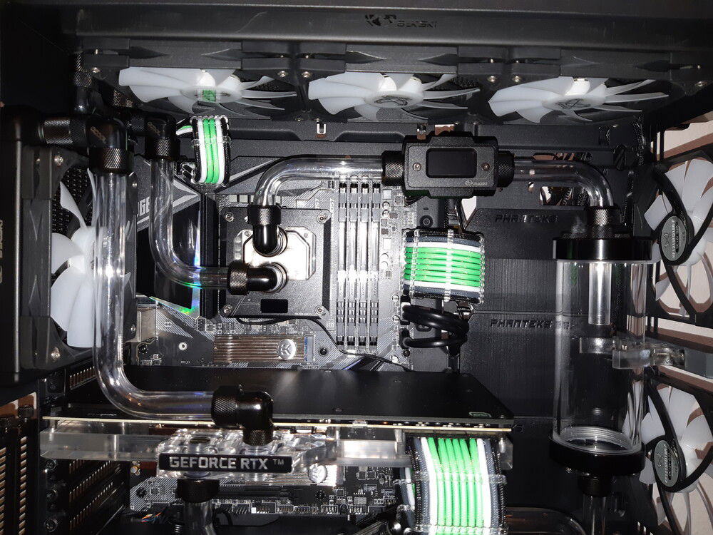 Some details of the upper part. ATX power cable can be better aligned but in any case it was not so easy. I think this alignment is a good compromise.