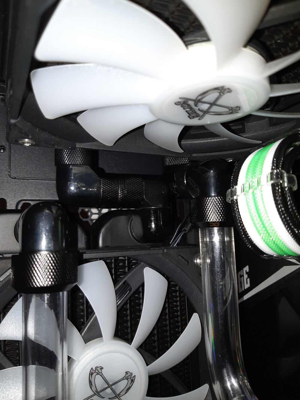 Close-up of the radiator's connections. I proceeded mounting the horizontal rotatable extension first, then the 90 degree rotatable fitting that points upward. Then I lowered down the 360 mm radiator from the top, and connected the two parts together by slowly turning the rotatable part of the 90 degree fitting (an additional 1 cm extension fitting is connected to the top radiator's inlet).