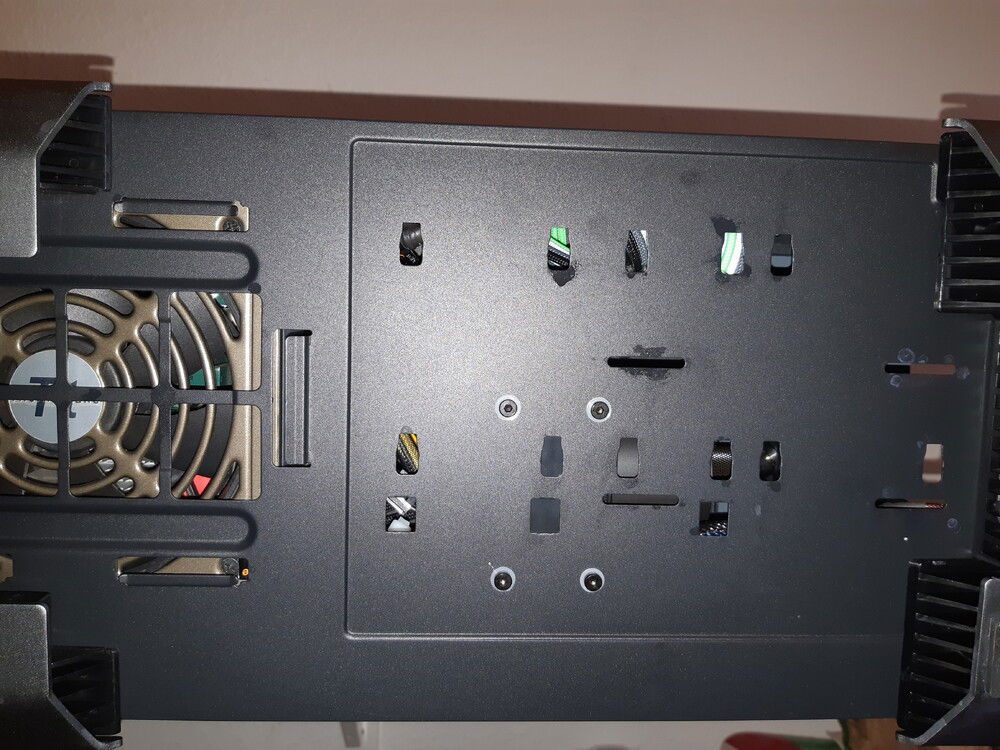 For those who are interested to catch a reference point for the position of the pump, here is a view of the bottom of the case.