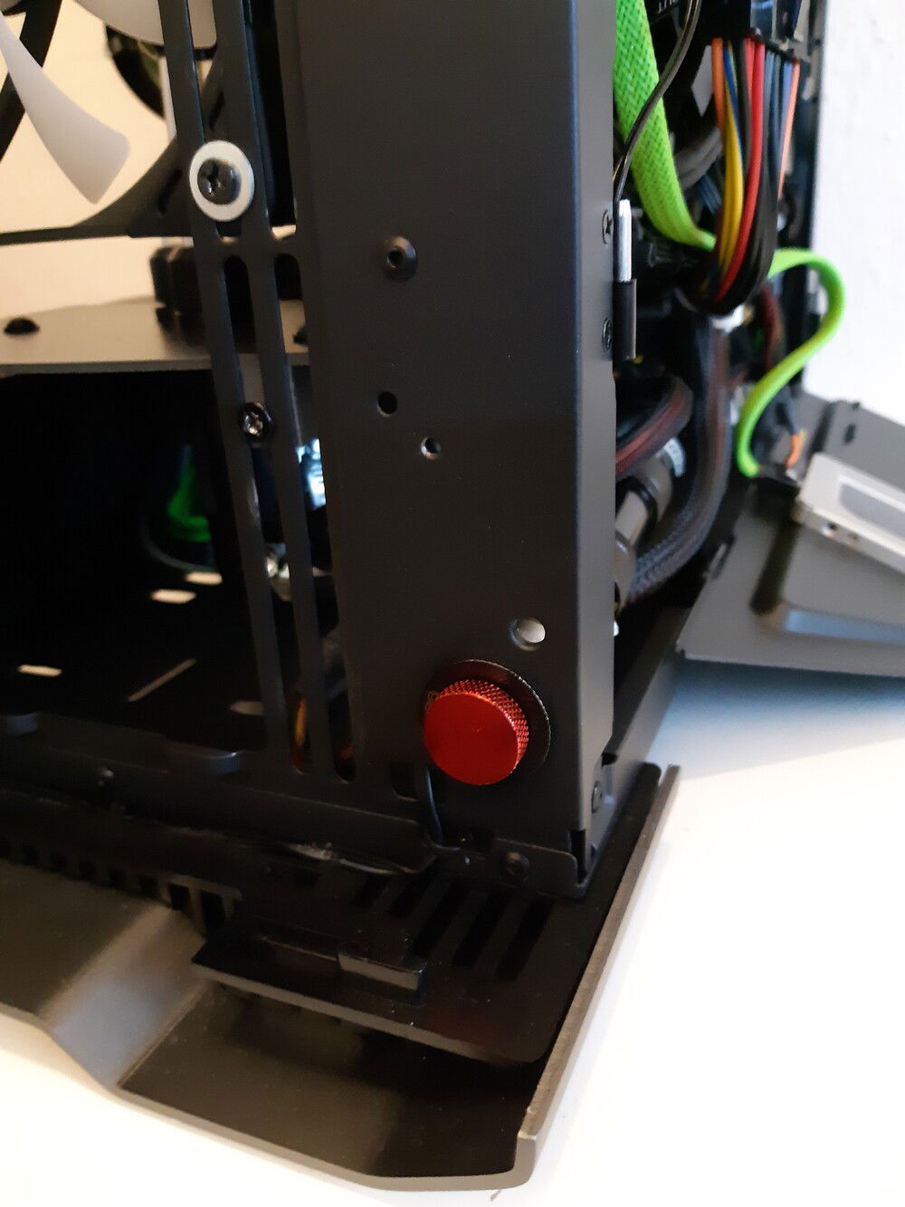 Red cap as a safety countermeasure to prevent bad consequences from accidental openings of the drain valve.