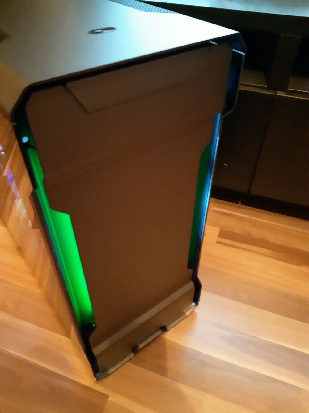 Case's A-RGB leds are connected to the JCORSAIR connector via a special adapter bought on ebay from the US.