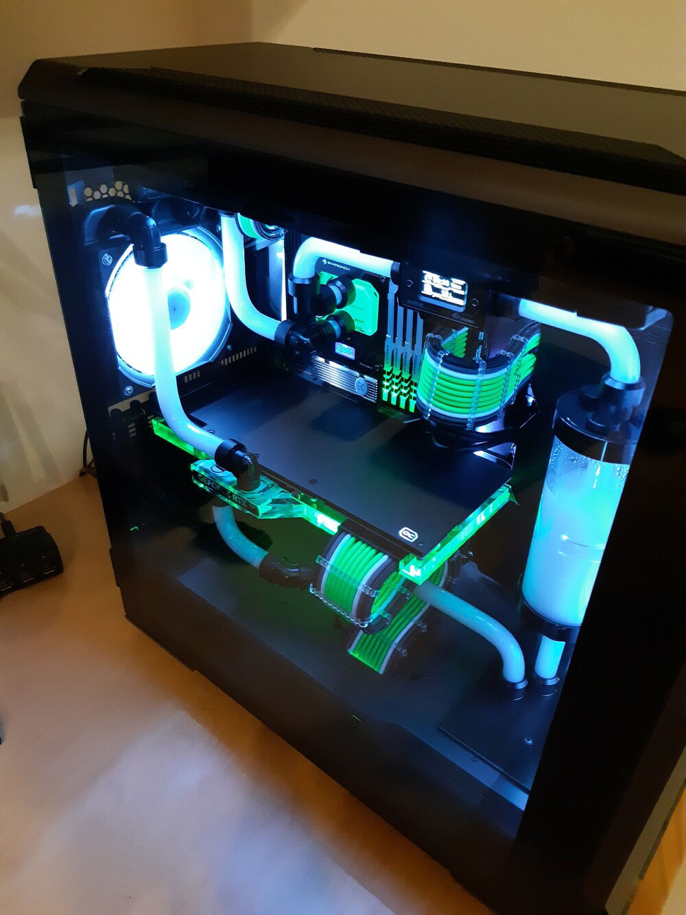 Top view is quite satisfying. I think that soon I will need a GPU backplate to complete this masterpiece... :) Stay tuned!