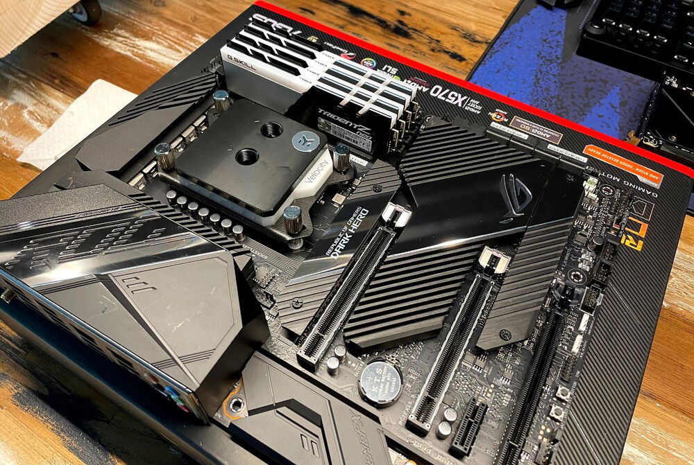 EK CPU block installed and looking neat :-)