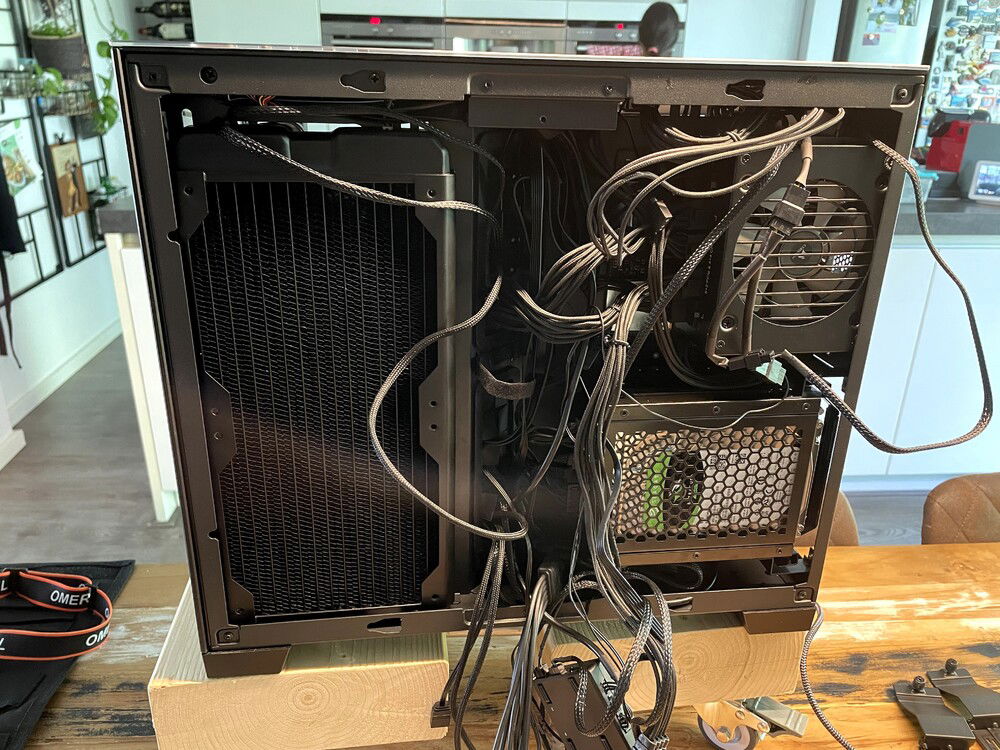 even though the lianli sl120s reduce wiring a lot, its still pretty messy at the back