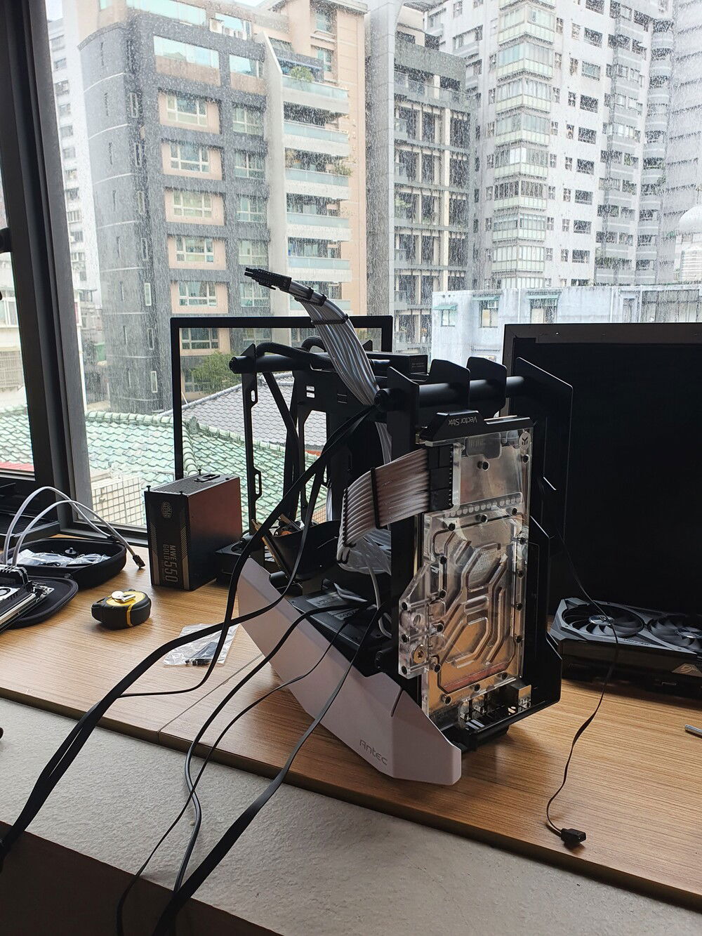 This is how it looks like with waterblock on the GPU. Less impressive in my opinion, I am not sure I will upgrade it.