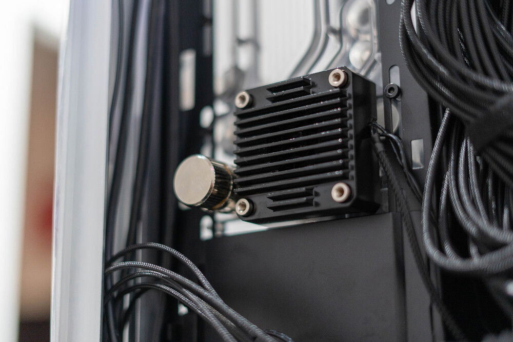 I replaced the 3.1 DDC pump that came with the block with a 4.2 DDC and installed a heatsink. I eventually used anti-vibration standoffs to mount a 60mm fan to the heatsink. A push-pull drain valve is much easier to install on this distro plate than a turn valve.