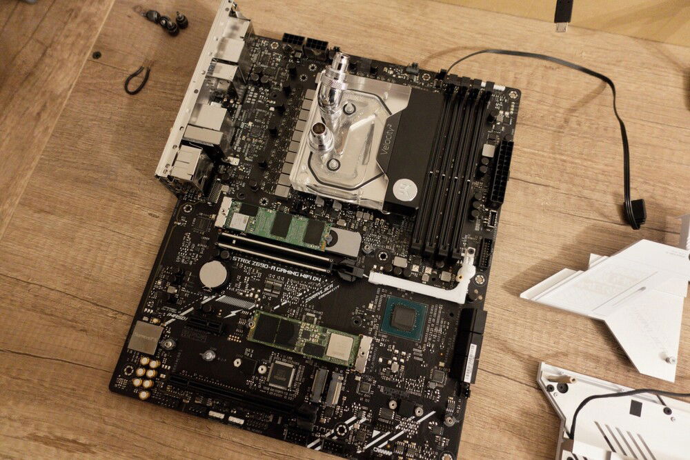 Completely undressed ASUS STRIX.
