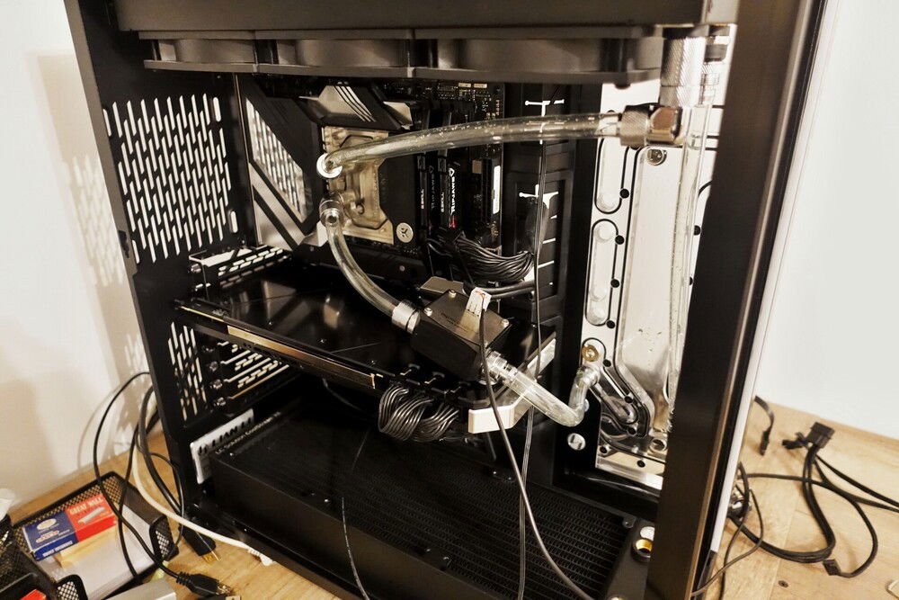 Test Distro Plate with D5 pump. GPU is passively cooled :-)