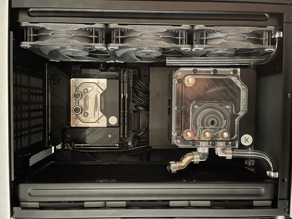 I like how the CPU Block matches the res/pump combo. At this point I had to take a while, thinking about the layout of the loop again.