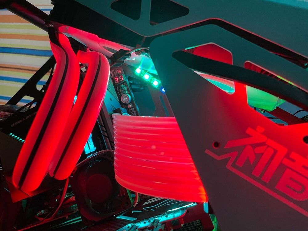 Build progress: CPU temperature. Notice that the ARGB controller supports temperature lighting (fixed gradient).