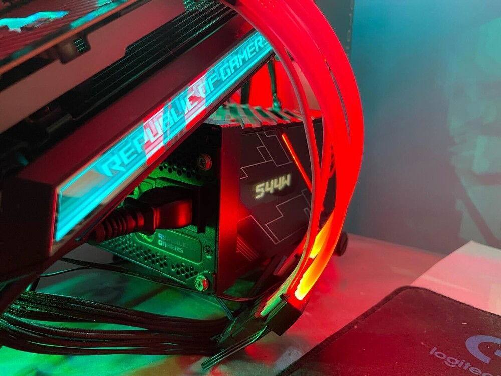 Build progress: Power consumption. Intentionally supressed with disabled HT, AVX -4 with MCE. GPU left factory default.