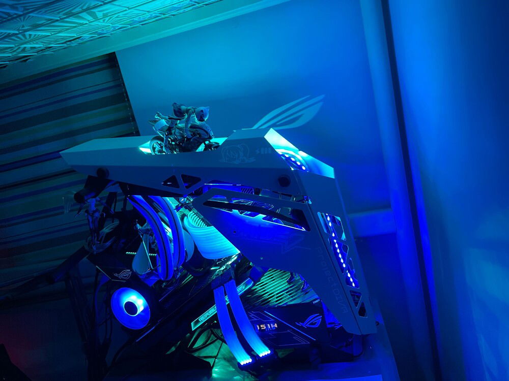 Light rays from front / top.