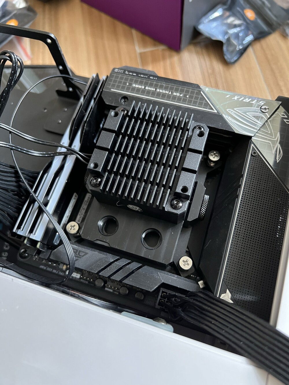 Aquanaut Extreme Pump/Block combo. EK DDC 4.2 pump with a Bitspower top.