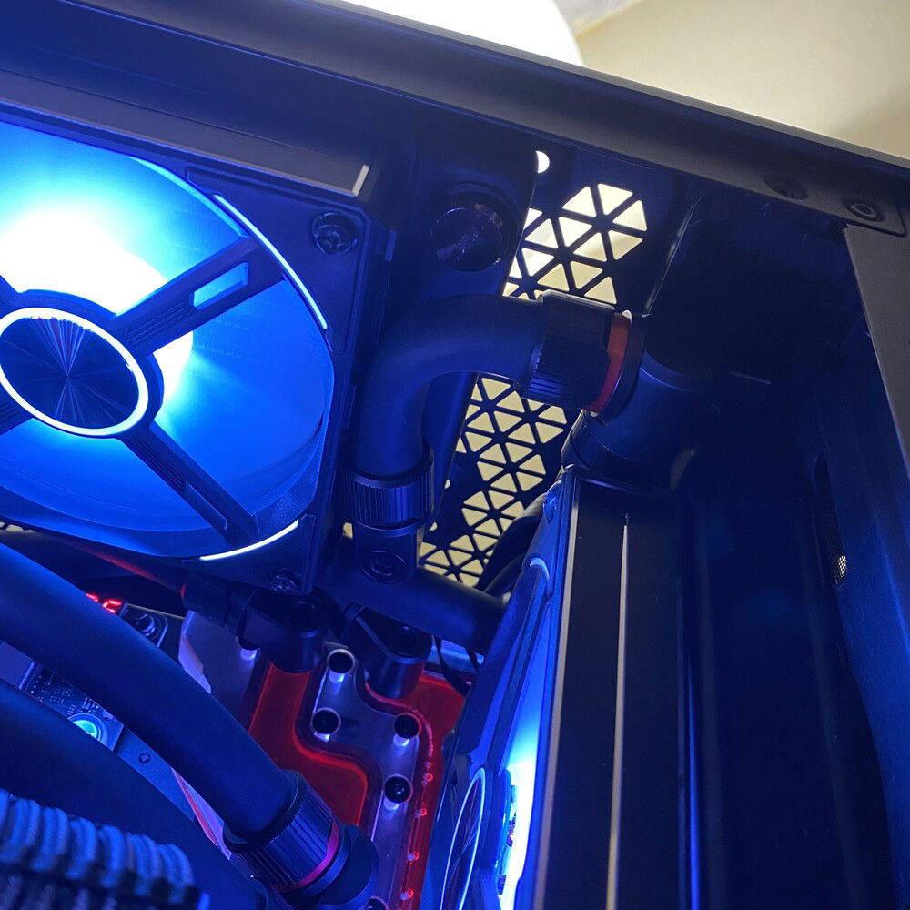 Bottom up view of a short run connecting the 360mm rad to the 240mm rad.

Fittings used on the 360 rad : micro 90 to 7mm extender to 90.