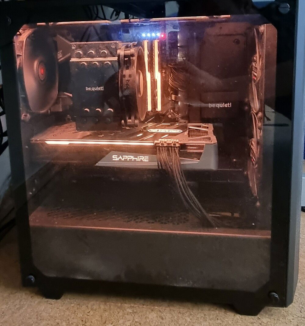 A look inside the dusty and mirrored case. This part of the Setup needs the most work. Cablecombs and correct setup of the Motherboard Leds are planned.