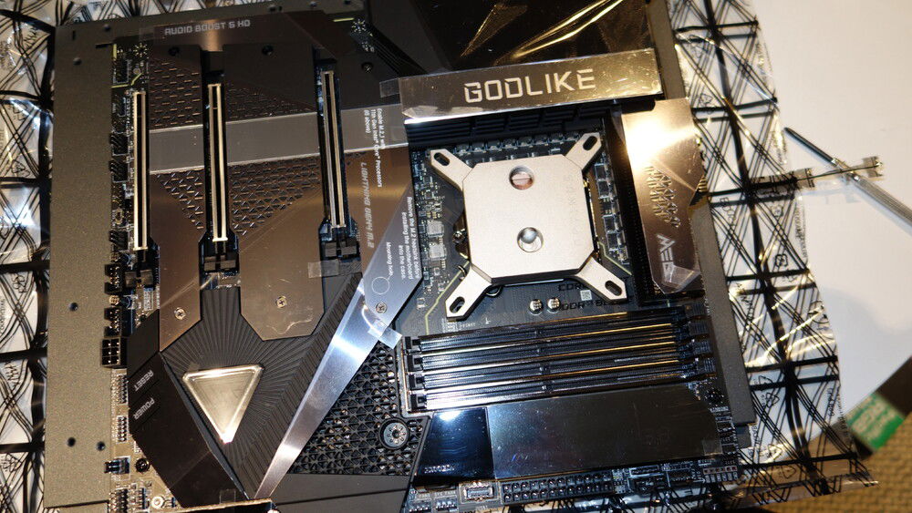 i like that that four corners of the CPU block have a a directional appearance that complements the large angular slash  of the adjacent mobo m.2 heatsink