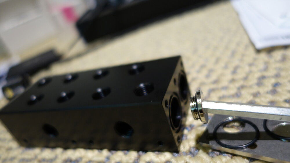 this is the key piece that makes the design work, an EK manifold internally divided into four separate compartments. Very versatile piece of kit.