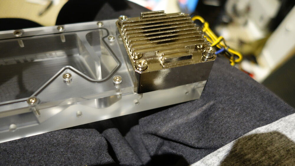 deciding what reservoir and pump and how to mount both items took quite a while, but eventually i chose the the combo unit from Phanteks, which also let me re-use an old EK nickel DDC pump heatsink