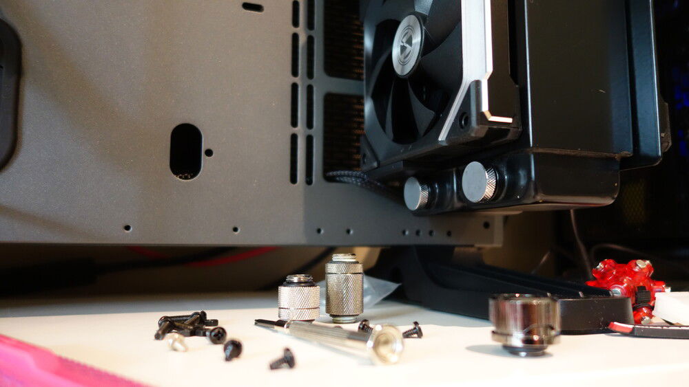 want to keep the top of the case as clear of tubing as possible, so radiator outlets are at bottom. Clearance... ok!