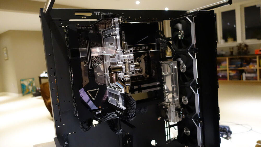 the vertical-ness of the GPU sandwich matches nicely with the reservoir setup