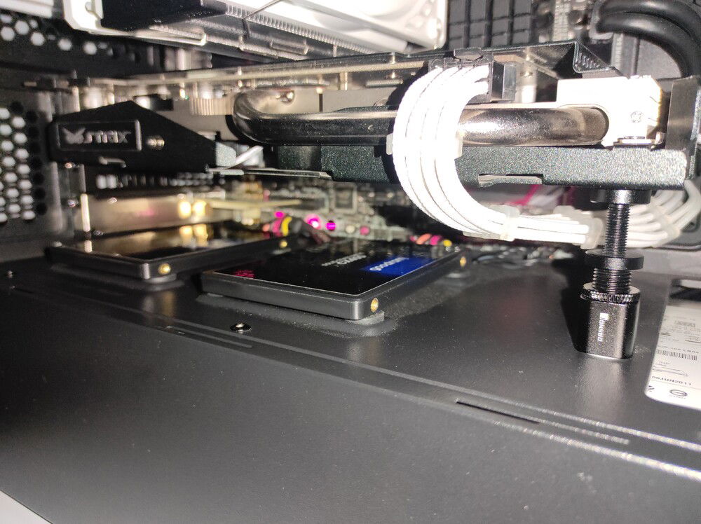 Two 512GB SSD's for data\games
OS sits on nvme drive ADATA SX8200Pro 512GB coolet by Thermalright radiator
Oh, crap... dust... :D