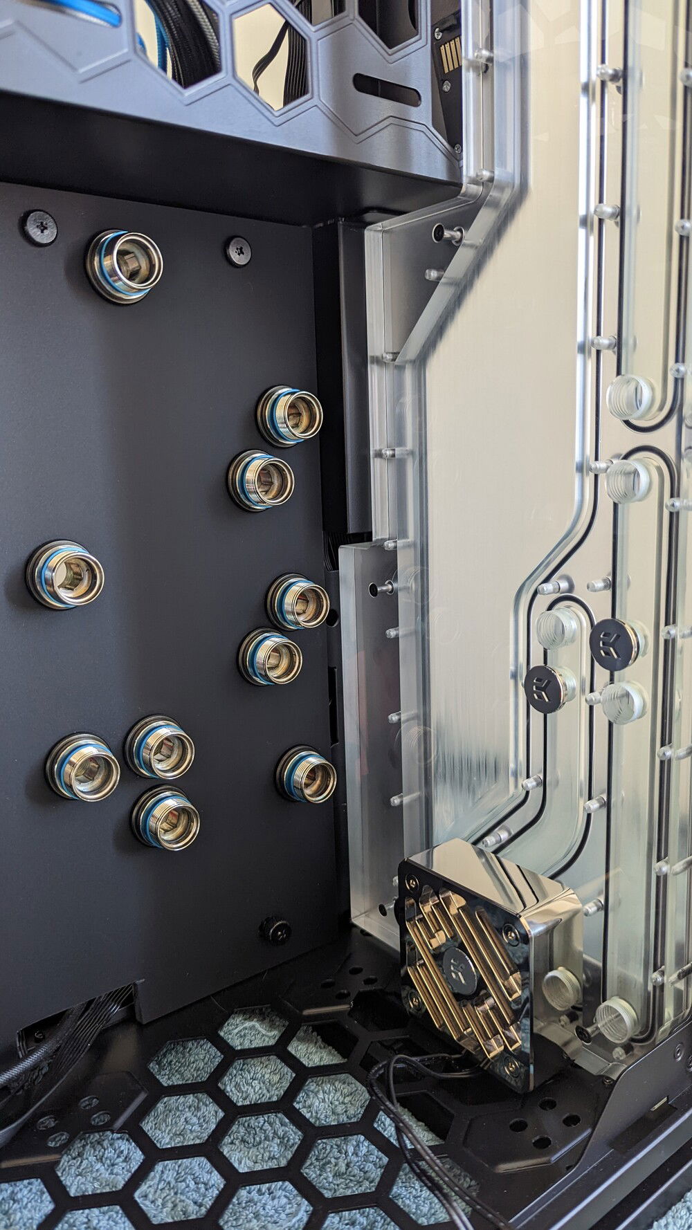 Adding some extra chrome with the EK pump top 😁