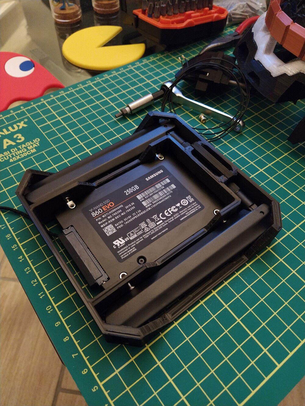 The dual 2.5" SSD Frame includes the Intel AX200 WiFi antennas