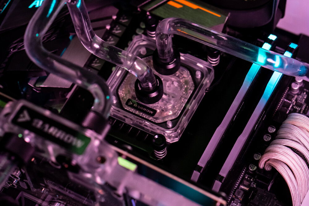 This is the CPU am4 waterblock from Barrow. It has an acetal top and I really like how it looks.