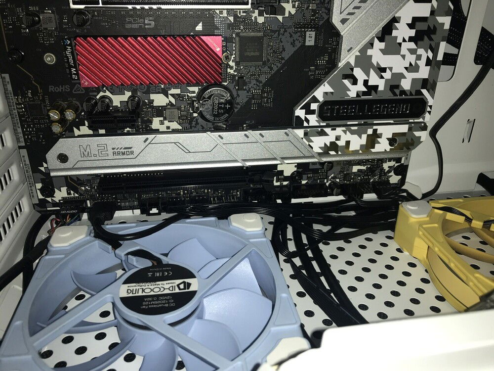 Mobo bottom. Looks like the Thunderbolt4/USB4 card will be wedged in pretty tight.