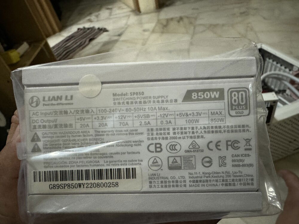 100-240v, but is it really? Because someone at Reddit says it's not.