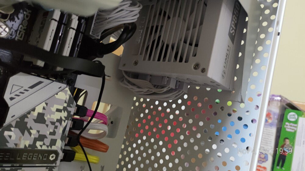 The cables were made to be as flat as possible to ensure enough space for the GPU