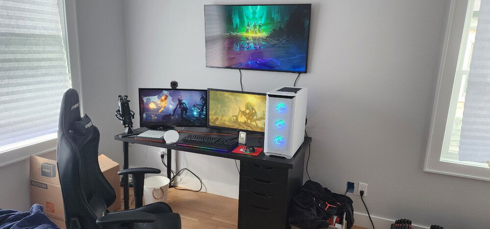 September 25, 2022. Finally moved. Got a TV and I still have to set up the rest of the desk