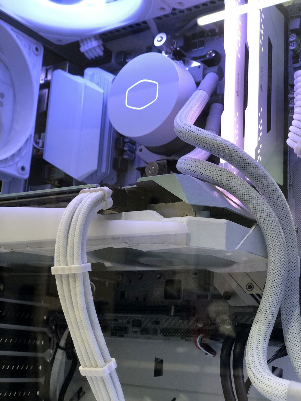 White rules the build all over, and some touches of grey in some parts. Some of the parts where not white or grey and had to be painted.