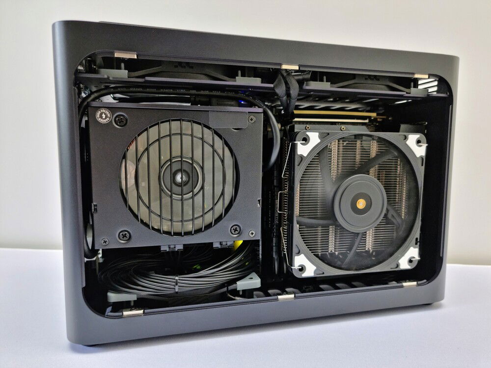 L BUILD
エヴァ初号機・2号機・零号機/零号機改
セット Black Iqunix ZX-1 air cooled mini ITX SFF build : r/sffpc