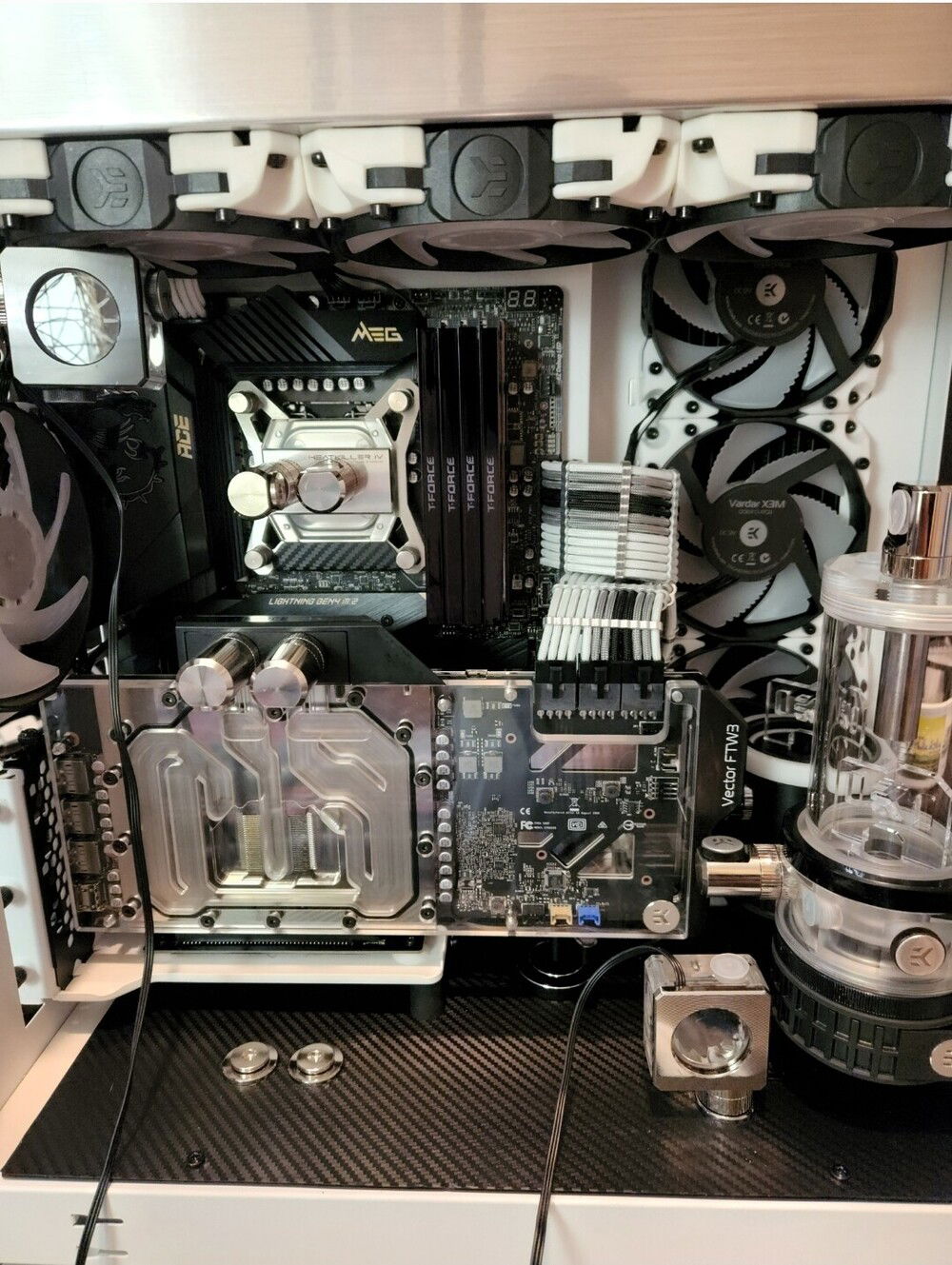 Beautiful Cablemod cables in along the 3080ti