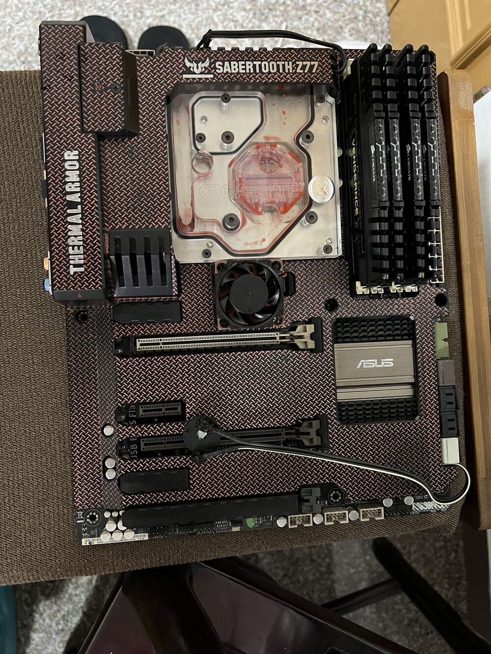 Old asus Z77 with modded monoblock by Ekwb. Still working to this day with good result. CPU temp at 40ish