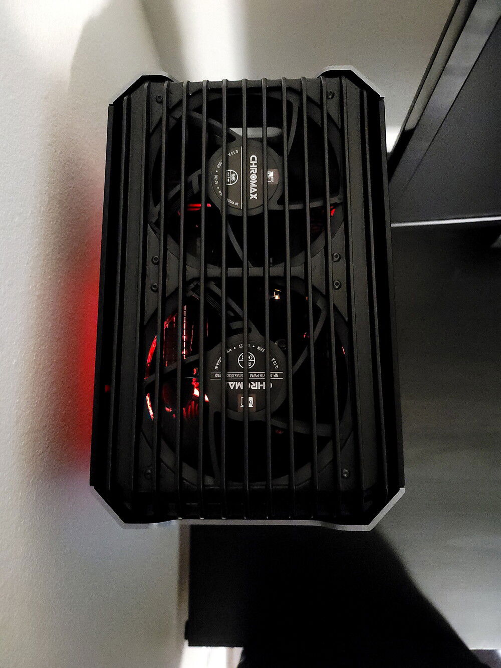 Top panel with two Noctua A12x15 fans.