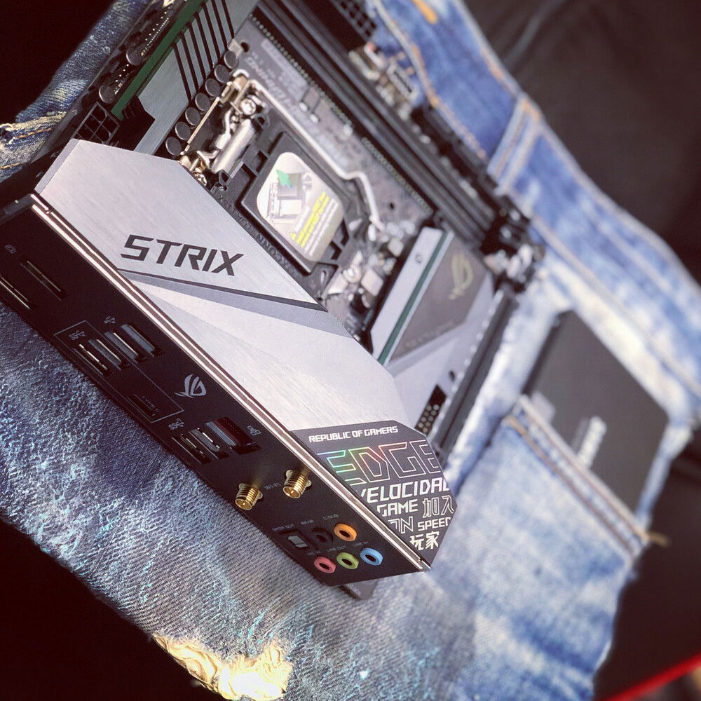 Testing an Asus ROG Strix Z390 motherboard on the covered panel of Antec Striker to fit a Samsung SSD on the pocket of the denim used.