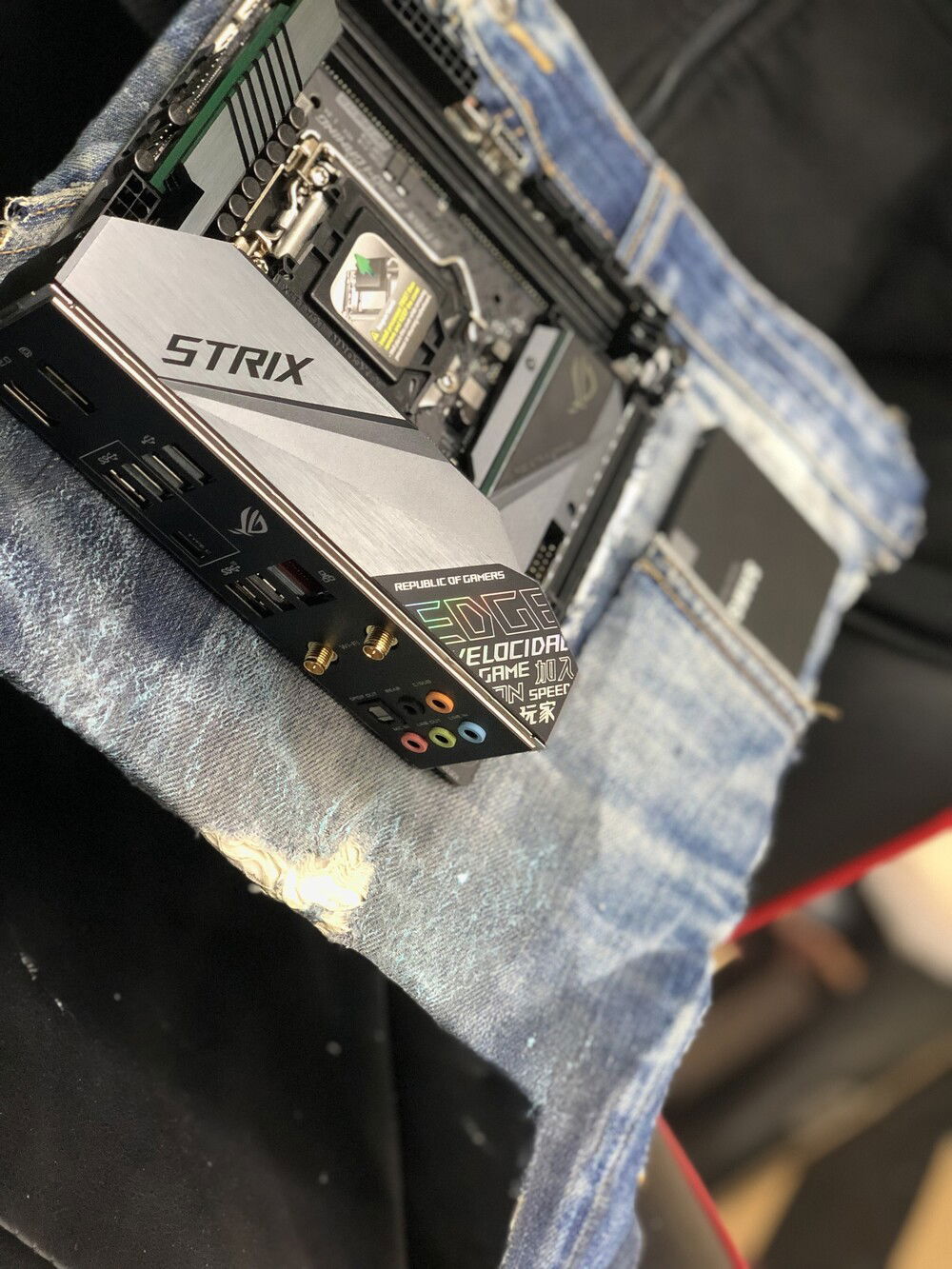 Testing an Asus ROG Strix Z390 motherboard on the covered panel of Antec Striker to fit a Samsung SSD on the pocket of the denim used.