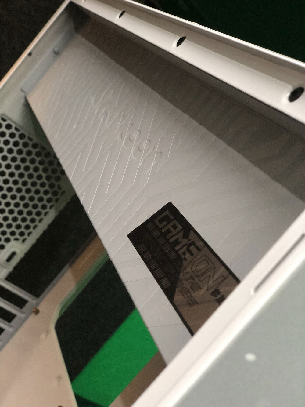 The PSU cover from inside the case was also 3D printed with the Aztec pattern of the RoG Strix Community.