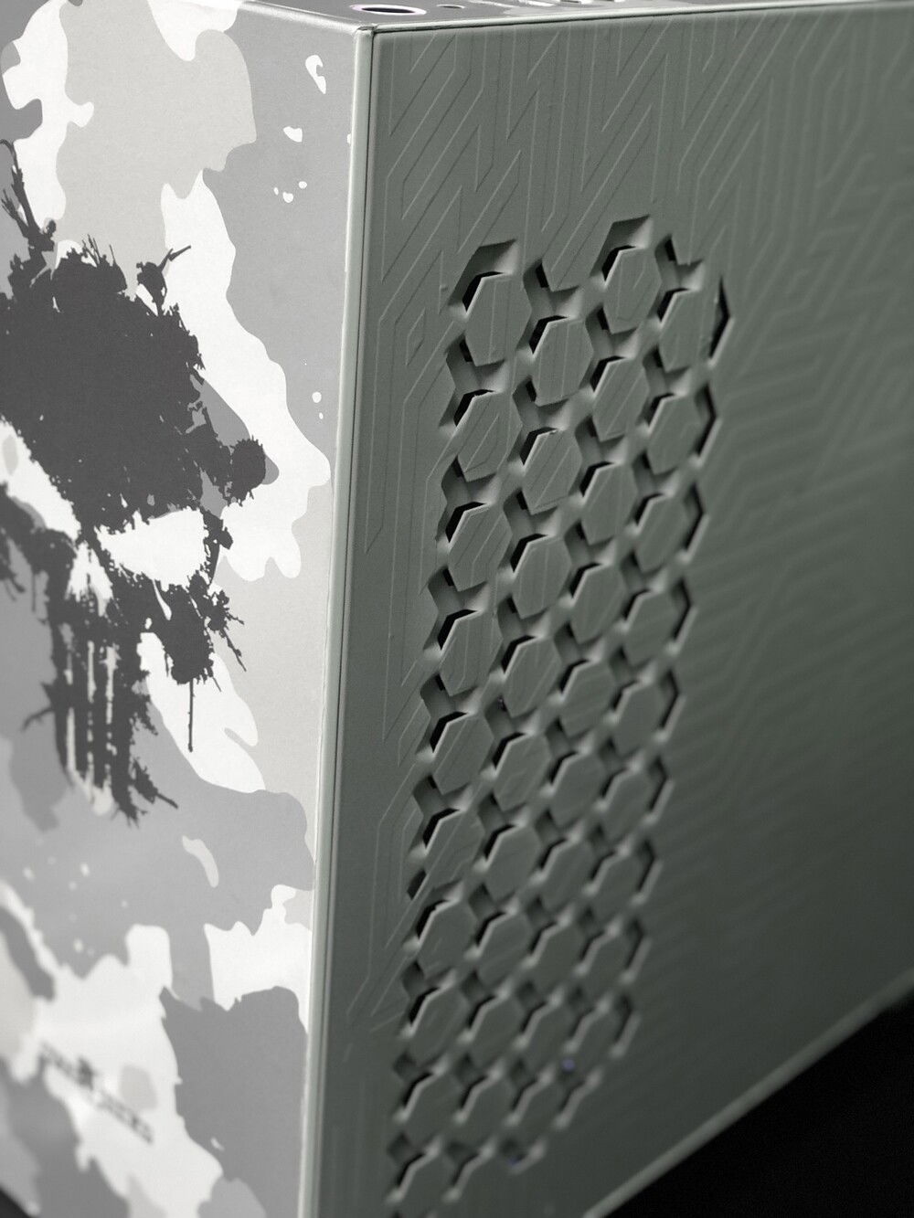 The side panel was 3D painted with the Aztec pattern of the RoG Strix Community.
