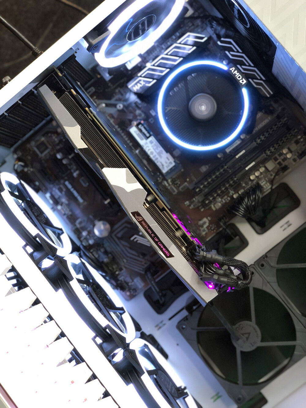 The GPU's shroud was also wrapped in printed vinyl, matching the exterior of the case.