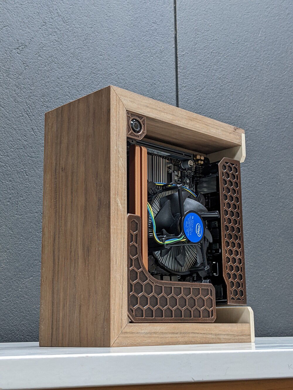 Ultra Compact Wood PC » builds.gg