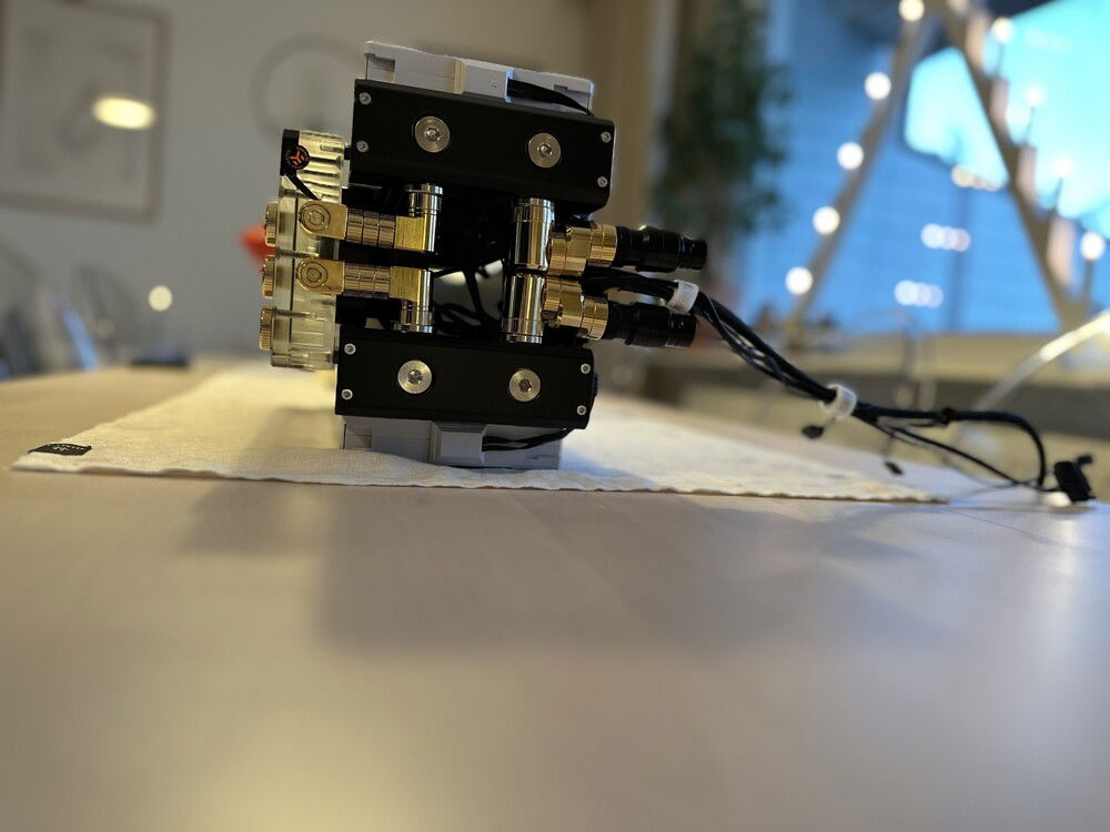 Closer look at cooling-tower, underside with alot of angles and extendors.