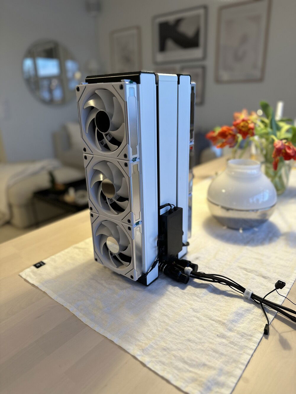 Another photo of the back, the cur tophatt wraps around to the back.