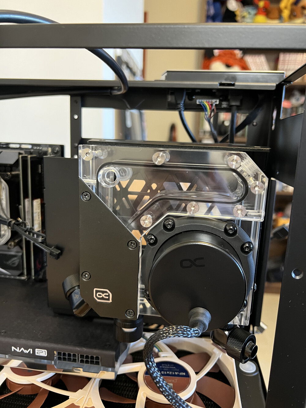 No mod. "Z-clip" style mount for the res/pump. Front view.